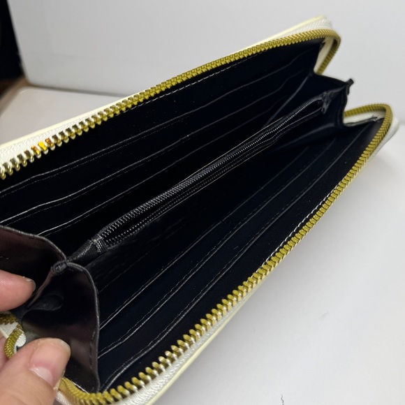 Hello Kitty White and Pink wallet with Iconic Bow Design - Picture 7 of 8